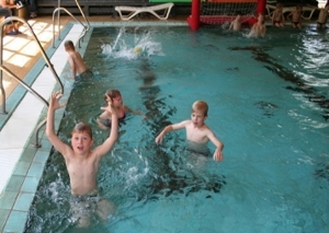 Kids in
                  der Schwimmhalle Nord